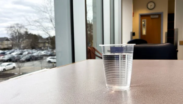 カフェのテーブルの上の水のガラスは — ストック写真