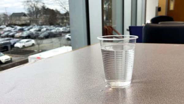 Glas Wasser Auf Dem Tisch — Stockfoto