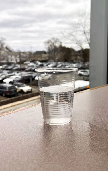 桌上的一杯水 — 图库照片