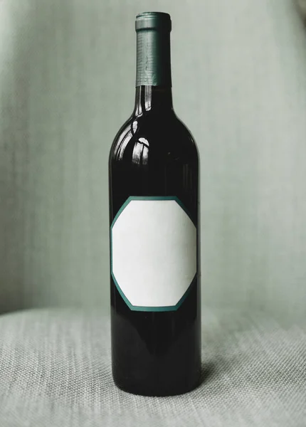 Flaska Vin Och Glas Vit Bakgrund — Stockfoto