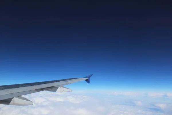 空を飛ぶ飛行機の翼 — ストック写真