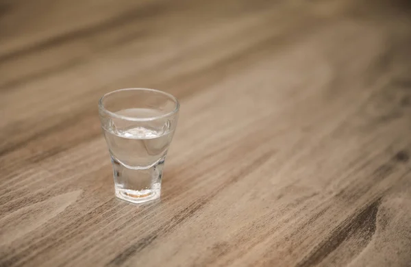 木制桌子上的一杯水 — 图库照片