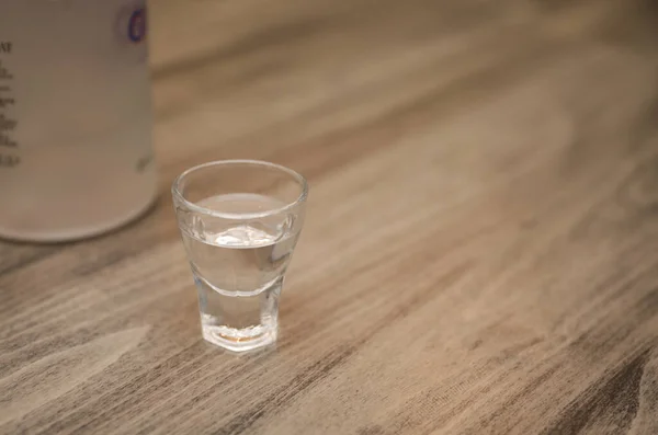 木制桌子上的一杯水 — 图库照片