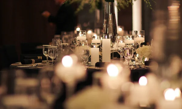 婚宴桌上摆满了白花和蜡烛 — 图库照片