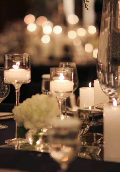婚宴桌上摆满了蜡烛和鲜花 — 图库照片