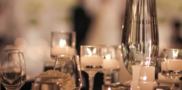 Сервировка Свадебного Стола Бокалами Белого Вина Бокалом Шампанского — стоковое фото