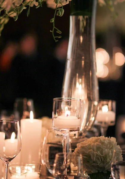 Esküvői Asztal Beállítása Virágokkal Gyertyákkal — Stock Fotó