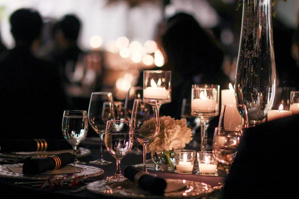婚宴桌上摆满了香槟酒杯和鲜花 — 图库照片