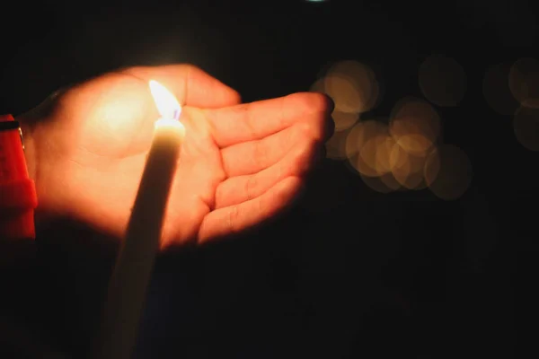 Brinnande Ljus Händerna Kvinna — Stockfoto