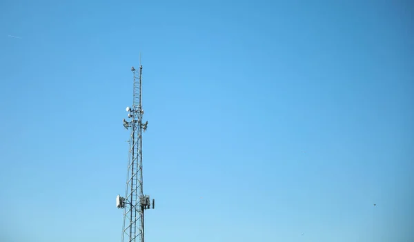 Torre Telecomunicazione Con Antenne Cielo Blu — Foto Stock