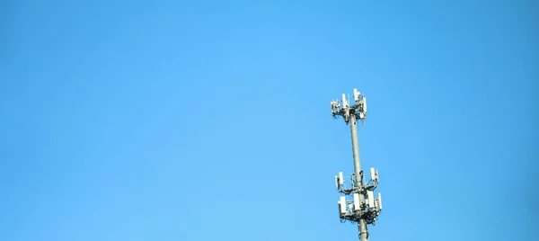 Wieża Telekomunikacyjna Antenami Błękitnym Niebem — Zdjęcie stockowe