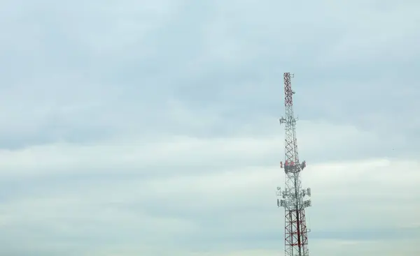 Wieża Telekomunikacyjna Antenami Błękitnym Niebem — Zdjęcie stockowe