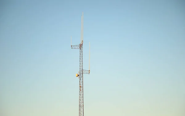 Torre Alta Tensione Con Antenne Cielo Blu — Foto Stock