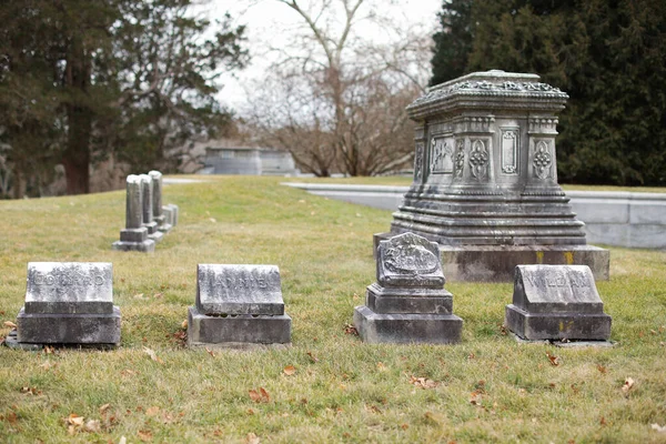 公園内にある古い石の墓地 — ストック写真