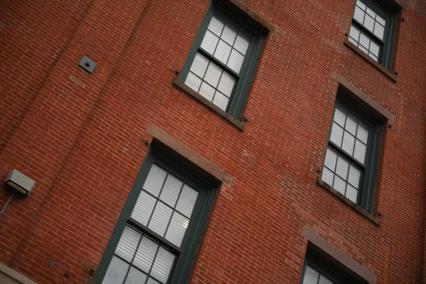 ロンドン市内の建物のファサードを見ると — ストック写真