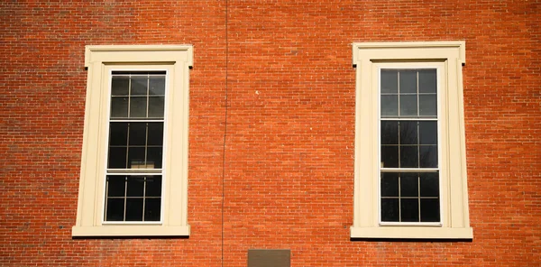 れんが造りの家の窓 — ストック写真