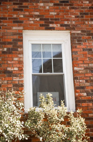赤いレンガの壁の窓 — ストック写真