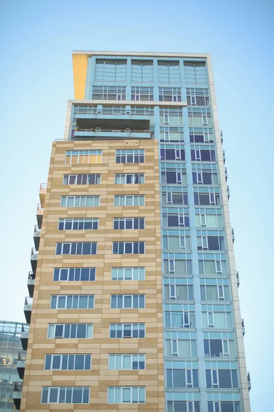 城市里的现代化公寓楼 — 图库照片