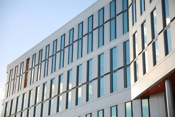 Moderno Edificio Oficinas Con Ventanas Cristal Cielo Azul —  Fotos de Stock