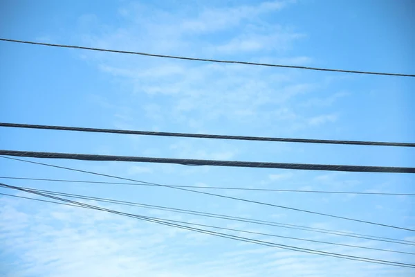高压电杆蓝天 — 图库照片