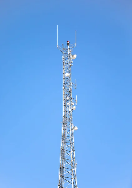 Torre Telecomunicações Com Antenas Céu Azul — Fotografia de Stock