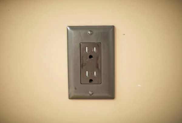 墙上的电源插座 — 图库照片