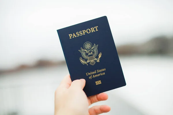 Χέρι Κρατώντας Ένα Διαβατήριο Σημαία Των Ηνωμένων Πολιτειών Της Αμερικής — Φωτογραφία Αρχείου