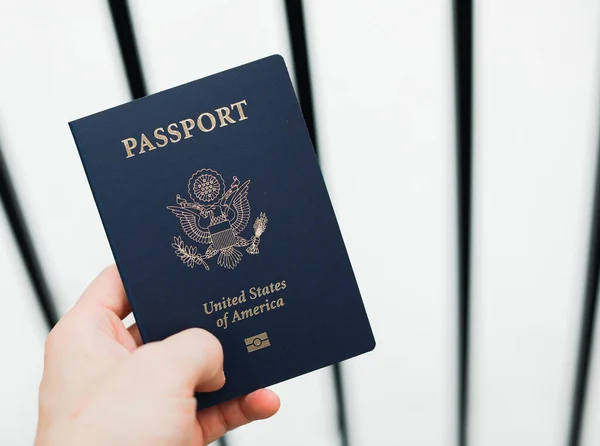 Close Uma Pessoa Portadora Passaporte Com Bandeira Dos Estados Unidos — Fotografia de Stock