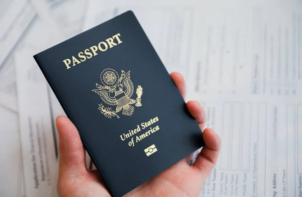 Gros Plan Une Personne Détenant Passeport Avec Drapeau Des États — Photo