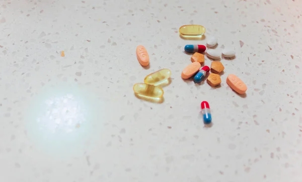 Léky Vitamíny Symbolizující Význam Zdravého Životního Stylu Prevenci Vyléčení Nemocí — Stock fotografie