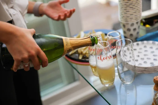 Händerna Man Med Flaska Champagne — Stockfoto