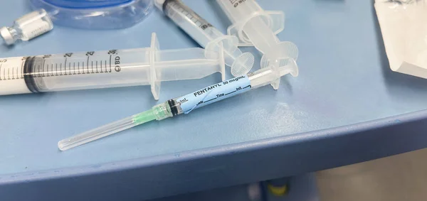 Seringa Com Teste Sangue Para Injeção Fundo Branco Conceito Médico — Fotografia de Stock