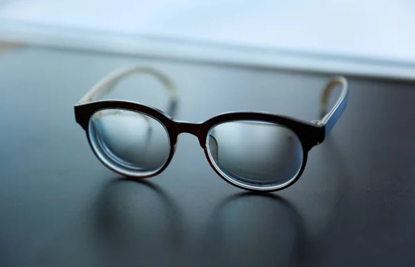 Közelkép Fekete Szemüveg Elmosódott Háttér Bokeh — Stock Fotó