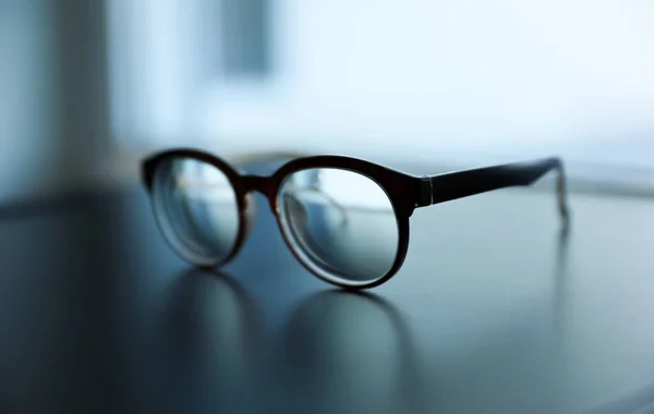 Óculos Uma Mesa Madeira — Fotografia de Stock