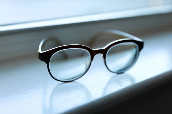 Fekete Fehér Fénykép Szemüvegekről Asztalon Tükör Előtt — Stock Fotó