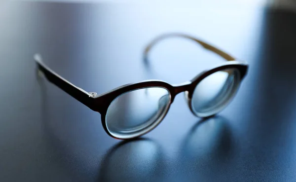 Óculos Uma Mesa Madeira — Fotografia de Stock