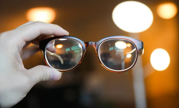 Napszemüveg Egy Kezében — Stock Fotó