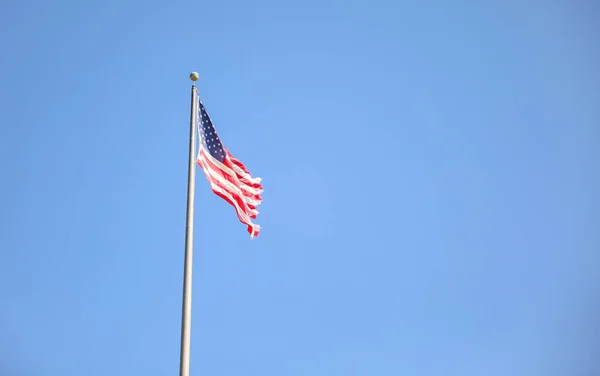Bandeira Americana Acenando Fundo Céu Azul — Fotografia de Stock