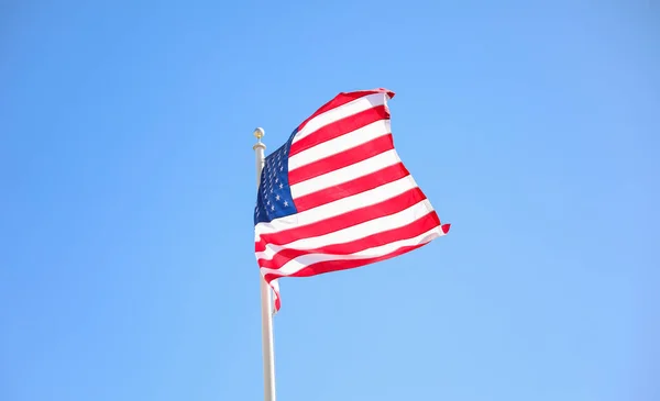 American Flag Waving Blue Sky Background — Stock Photo, Image