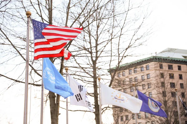 アメリカの国旗は民主主義 愛国心を表している 国連の旗は世界的な協力と平和を象徴している 韓国旗はバランス 統一を象徴しています — ストック写真
