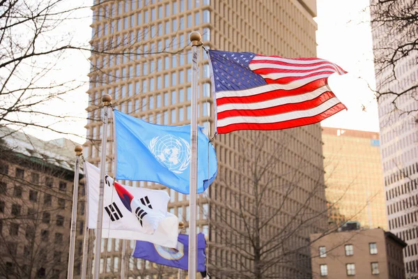 美国国旗代表了民主 自由和爱国主义 联合国旗帜象征着全球合作与和平 韩国国旗象征着平衡 和谐和统一 — 图库照片