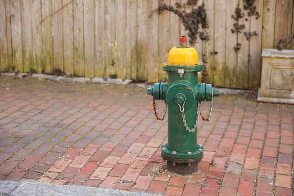 消火栓は 消防士が水にアクセスし 火災を消火するための重要なツールです シンボルとして 安全性 緊急事態への備え 危機時の地域支援の重要性を表しています — ストック写真