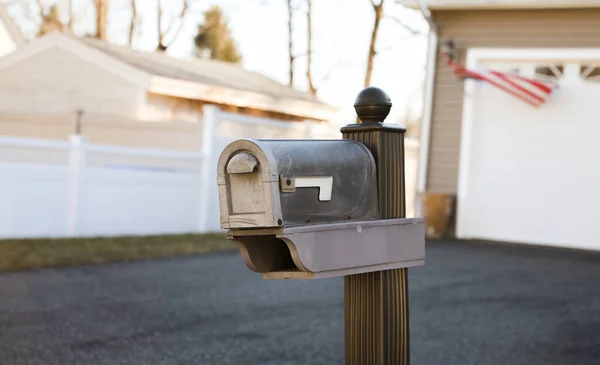 Ένα Γραμματοκιβώτιο Μπροστά Από Ένα Σπίτι Είναι Ένα Σύμβολο Επικοινωνίας — Φωτογραφία Αρχείου