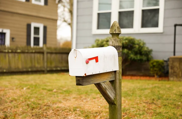 Bir Evin Önündeki Posta Kutusu Iletişimin Bağlantının Topluluğun Sembolüdür Bireyler — Stok fotoğraf