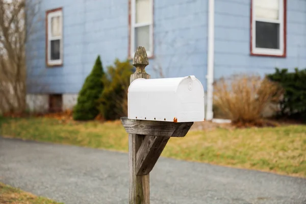 Uma Caixa Correio Frente Uma Casa Símbolo Comunicação Conexão Comunidade — Fotografia de Stock