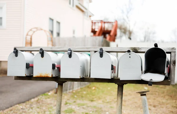 家庭前面的信箱是通信 连接和社区的象征 它代表个人和团体之间的思想 信息和货物的交流 — 图库照片