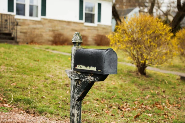 家の前にあるメールボックスは コミュニケーション コミュニティのシンボルです 個人と団体の間のアイデア 商品の交換を表します — ストック写真