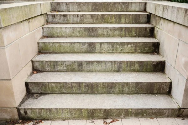 象征着通往成功的旅程 每一步都是实现目标的进展 楼梯鼓励我们持之以恒 并提醒我们要想成功 需要一步一个脚印 — 图库照片