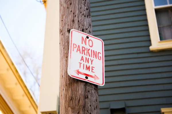 没有典型的停车标志代表规则 条例和限制 它是公共场所秩序和控制的象征 是维护安全和无障碍环境的需要 — 图库照片