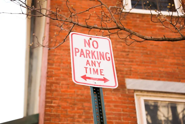 没有典型的停车标志代表规则 条例和限制 它是公共场所秩序和控制的象征 是维护安全和无障碍环境的需要 — 图库照片